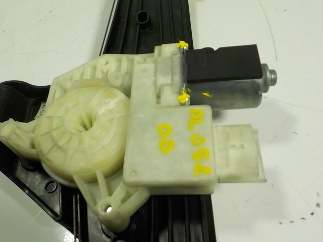 Renault Clio V Sağ Ön cam krikosu orijinal